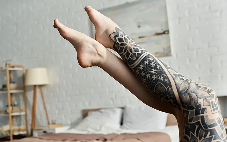 Linkes volltätowiertes Bein