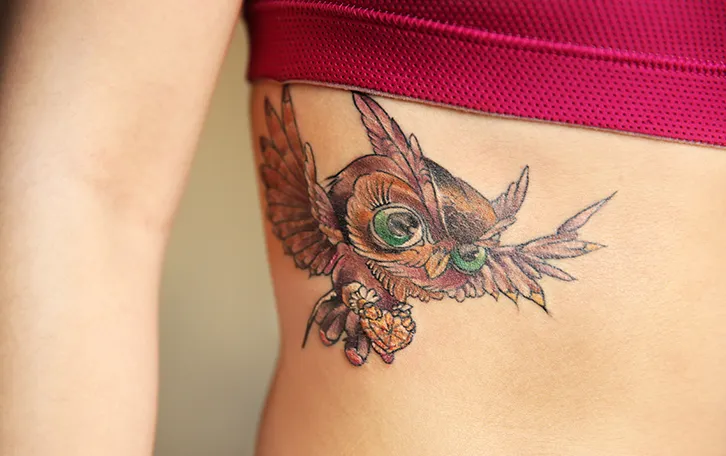 Eulentattoo im rechten Rippenbereich